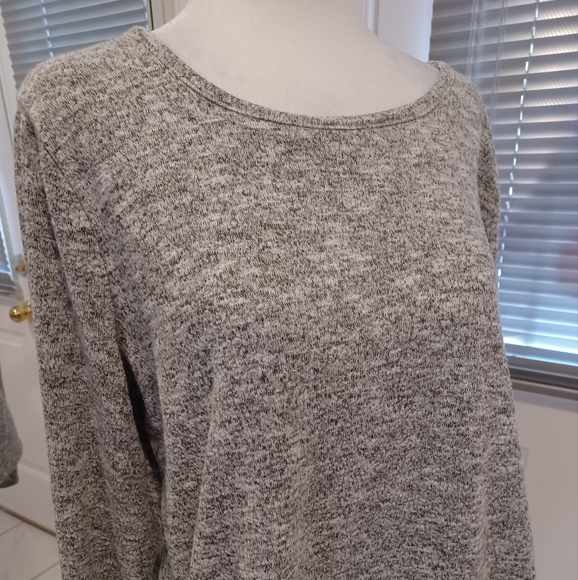 4/$40 Soft Gray Long Sleeve Tee - Size Medium - Picture 2 of 9